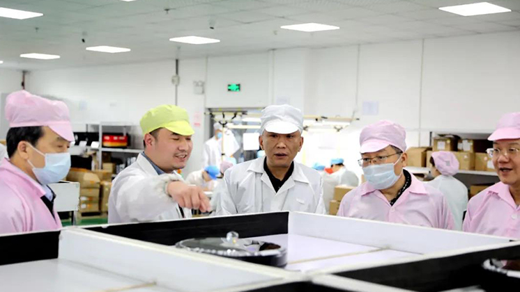 省人大常委會(huì)委員、省人大財(cái)政經(jīng)濟(jì)委員會(huì)主任委員張亦賢一行調(diào)研炬神電子